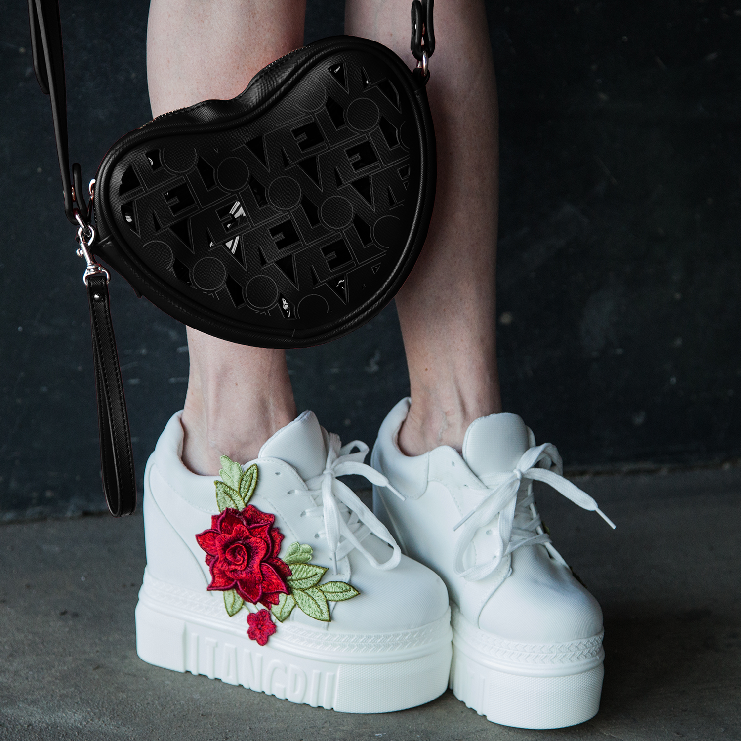 LOVE CROSSBODY