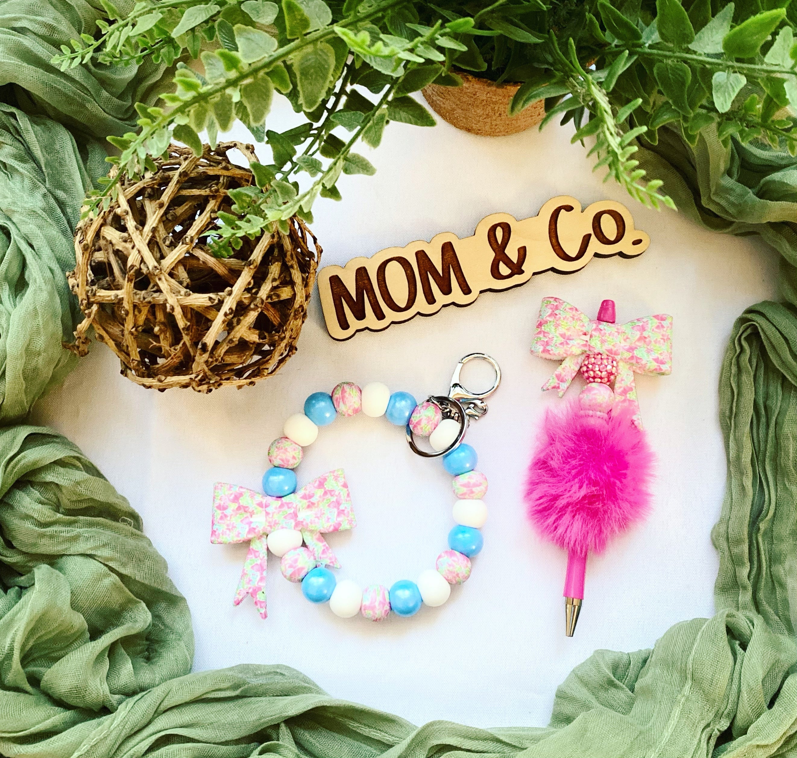 Pink Bow Bead Wristlet and Pen