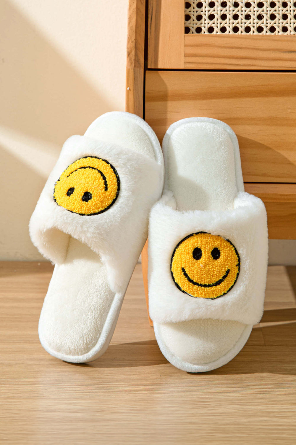 Smile Emoji Graphic Plush Home Slippers