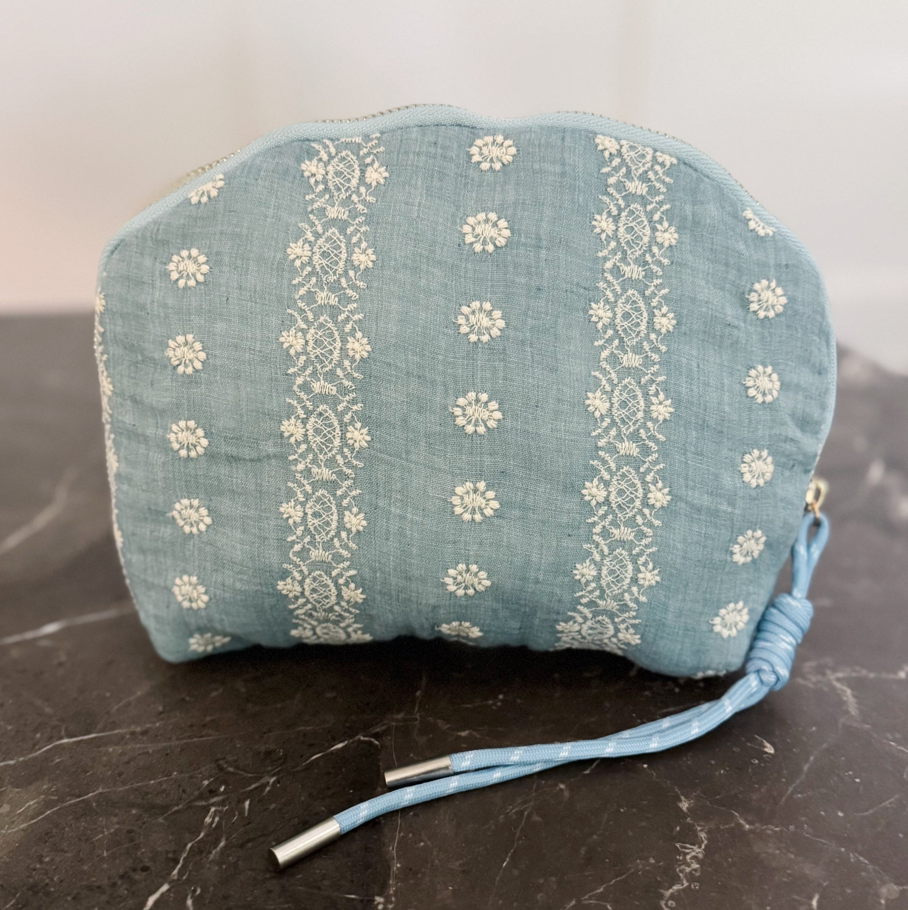 Blue and White Crochet Pattern Cosmetic Case – Vintage-Inspired Makeup Pouch for Everyday or Travel
