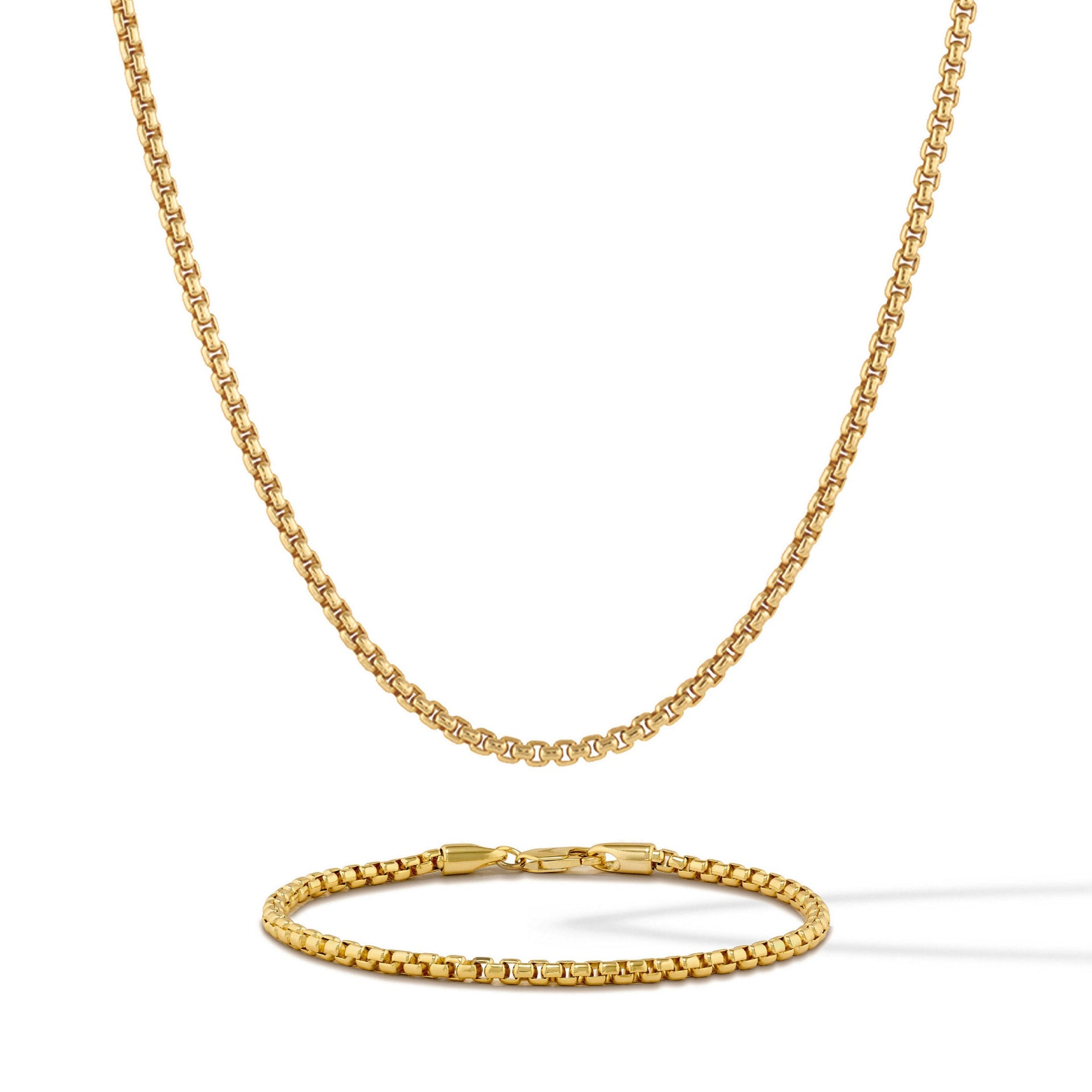 Close up of Vincero Collective Gold Box Chain Set showcasing 14K gold coated 925 sterling silver links.