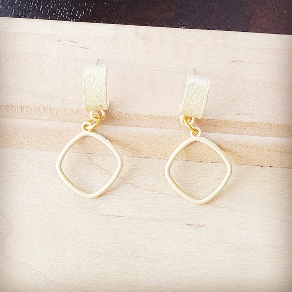 Matte Gold Cuff Earring w/ Square Dangle 200k