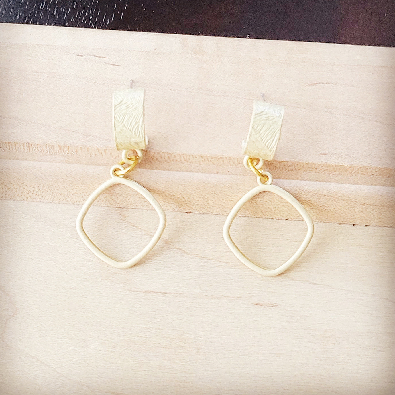 Matte Gold Cuff Earring w/ Square Dangle 200k