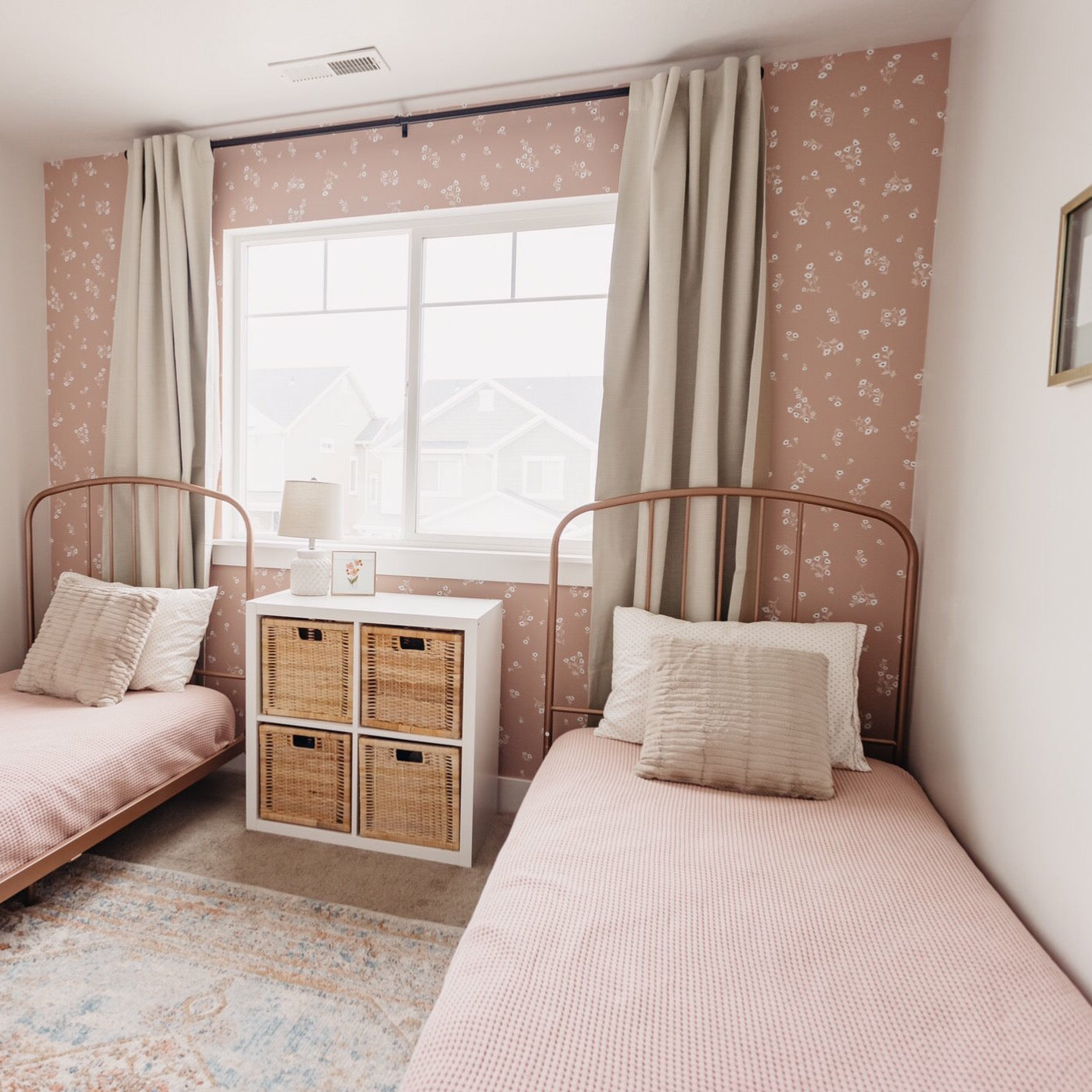 Eleanor floral wallpaper in dusty-rose and white, featuring a minimalist Scandinavian design.