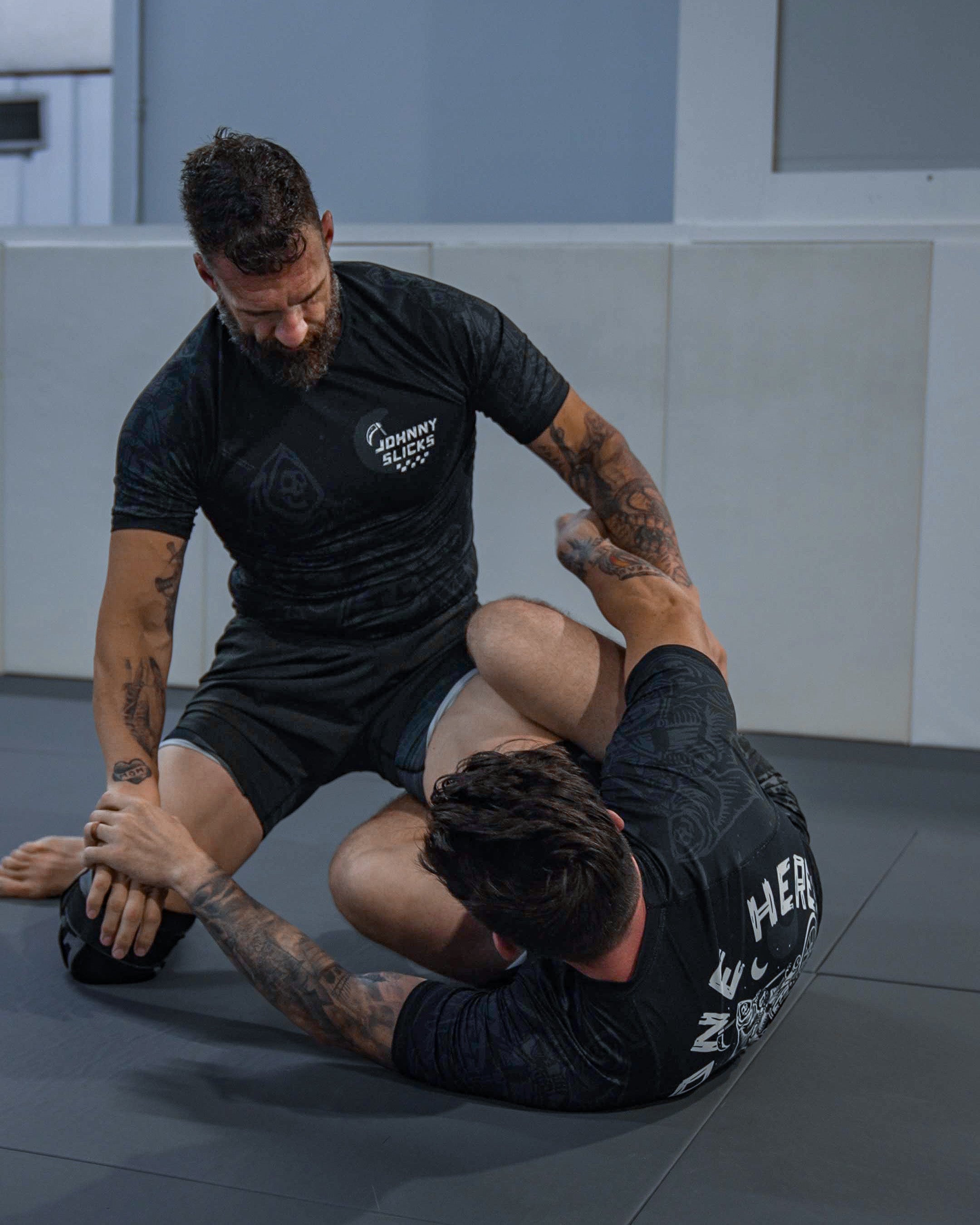 Men's Short Sleeve Rashguard No One Here Graphic - Image 4