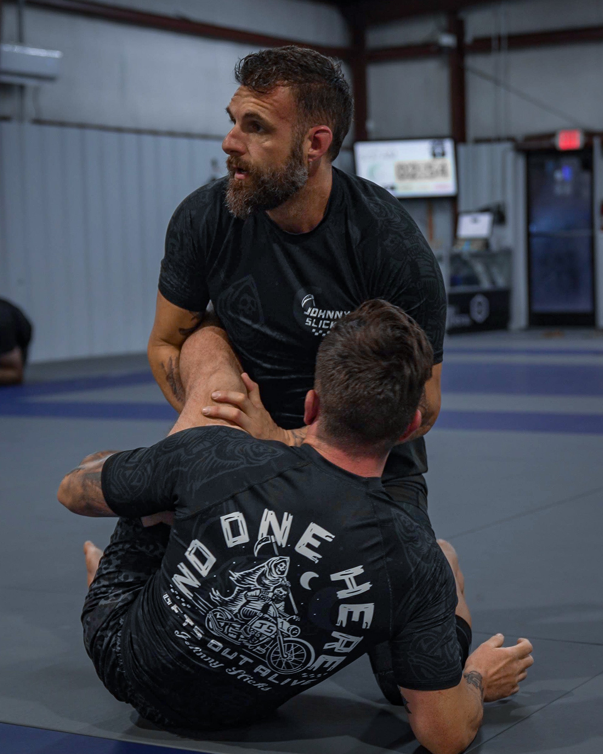 Men's Short Sleeve Rashguard No One Here Graphic - Image 3