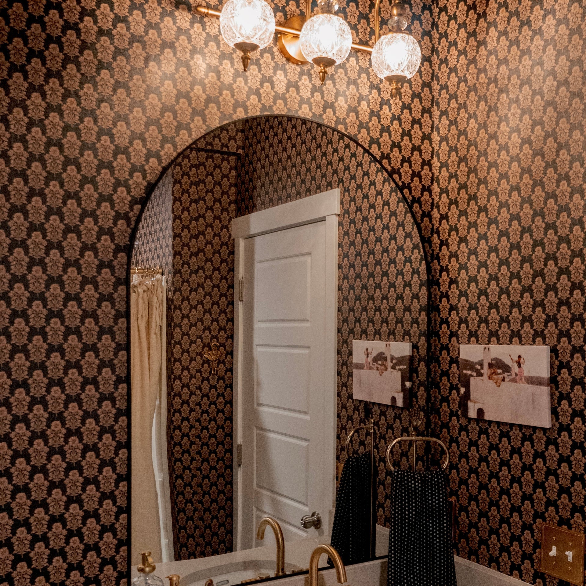 Jones wallpaper pattern by Taddy Mikelaites in a modern living space