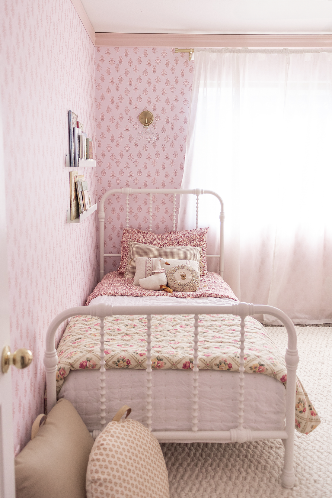 Brinkley Traditional Cottagecore Wallpaper in Pink and Cream