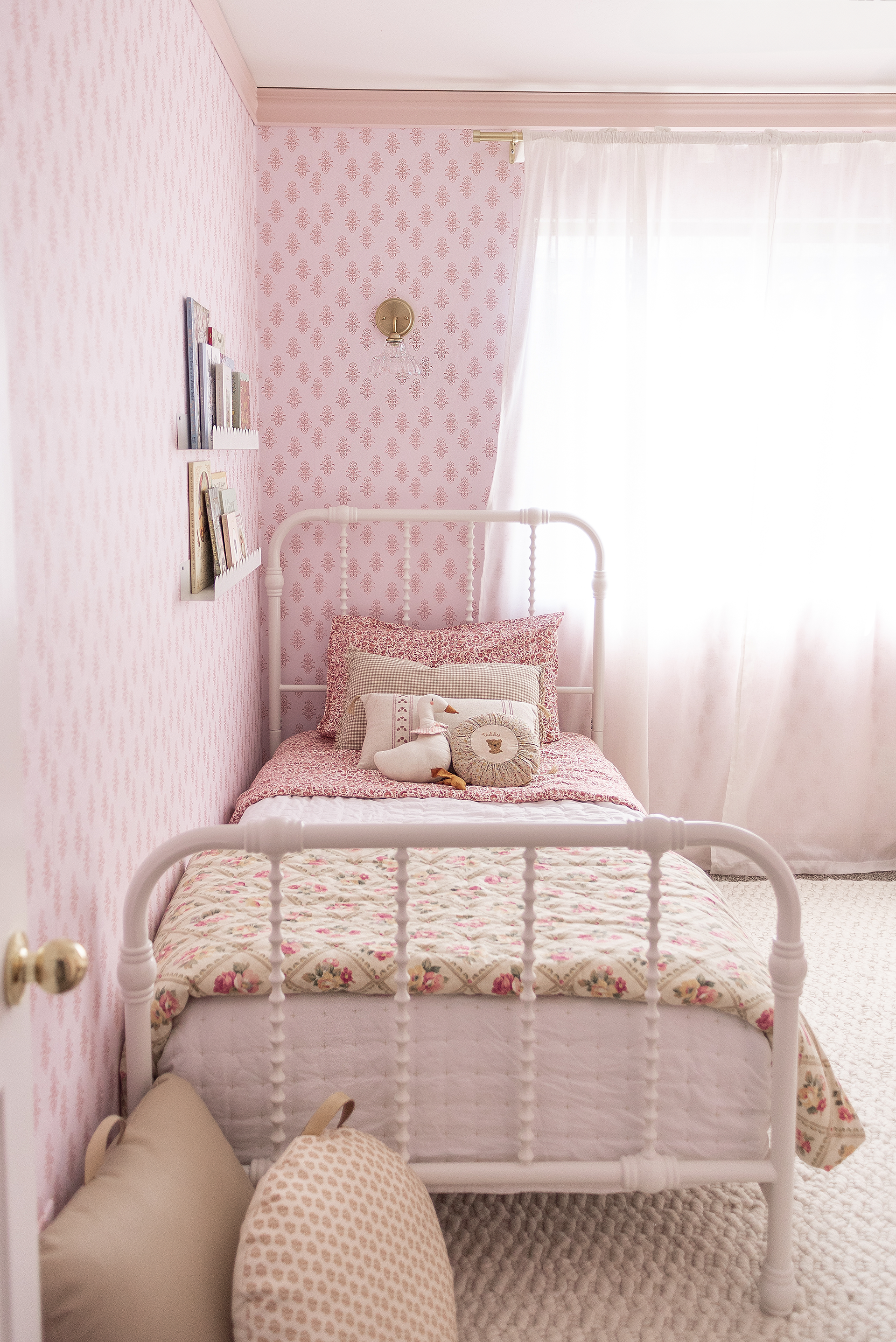 Brinkley Traditional Cottagecore Wallpaper in Pink and Cream