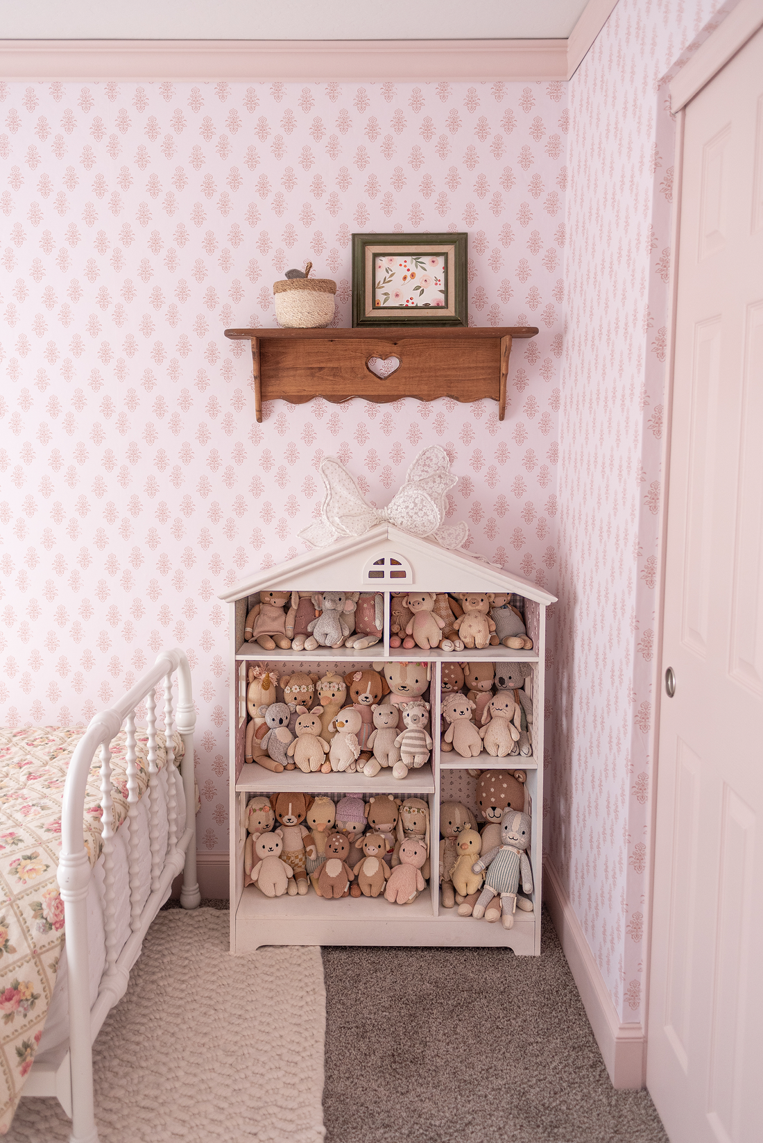 Brinkley Traditional Cottagecore Wallpaper in Pink and Cream