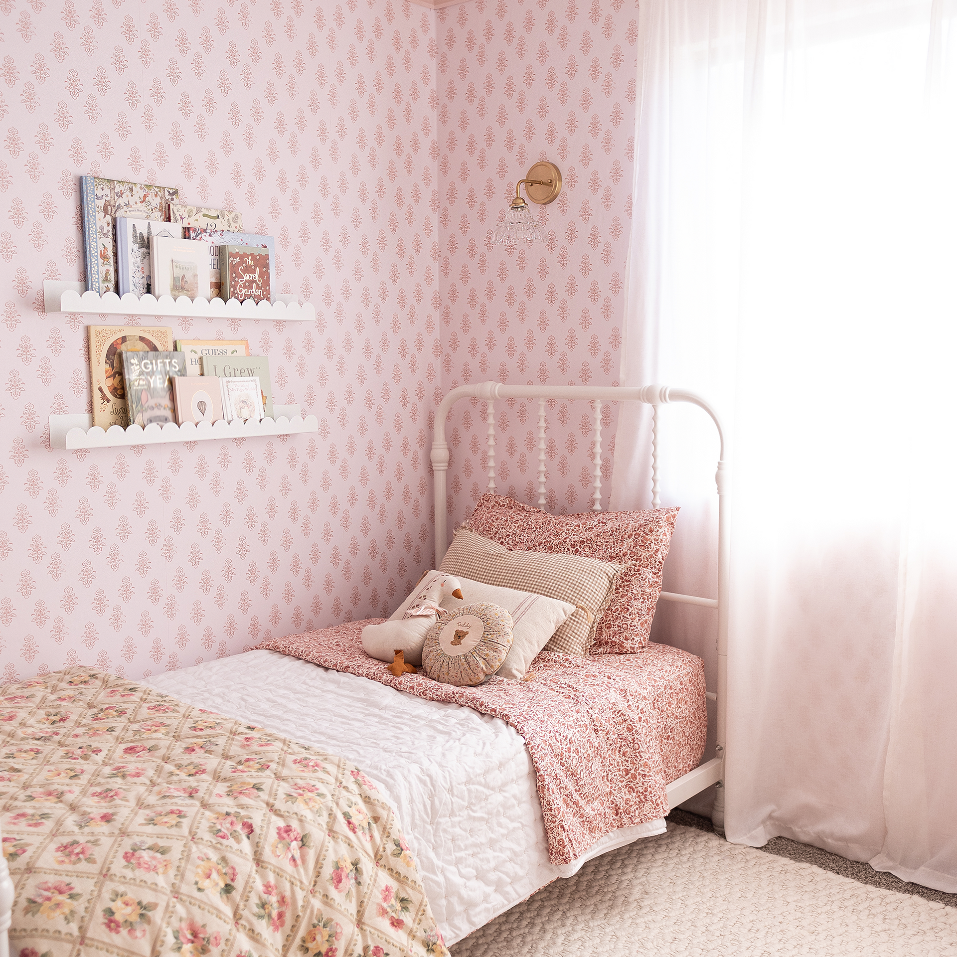 Brinkley Traditional Cottagecore Wallpaper in Pink and Cream