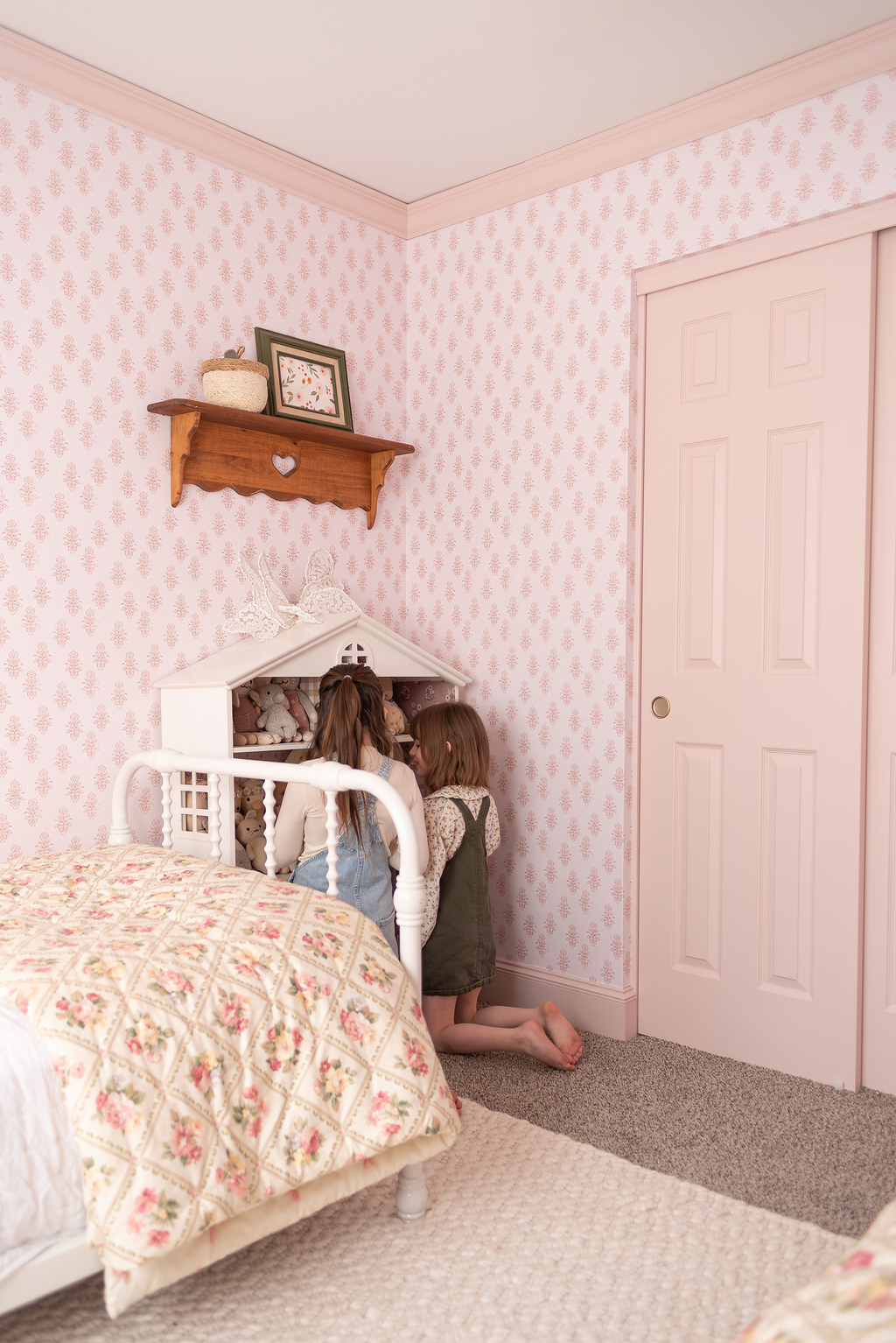 Brinkley Traditional Cottagecore Wallpaper in Pink and Cream