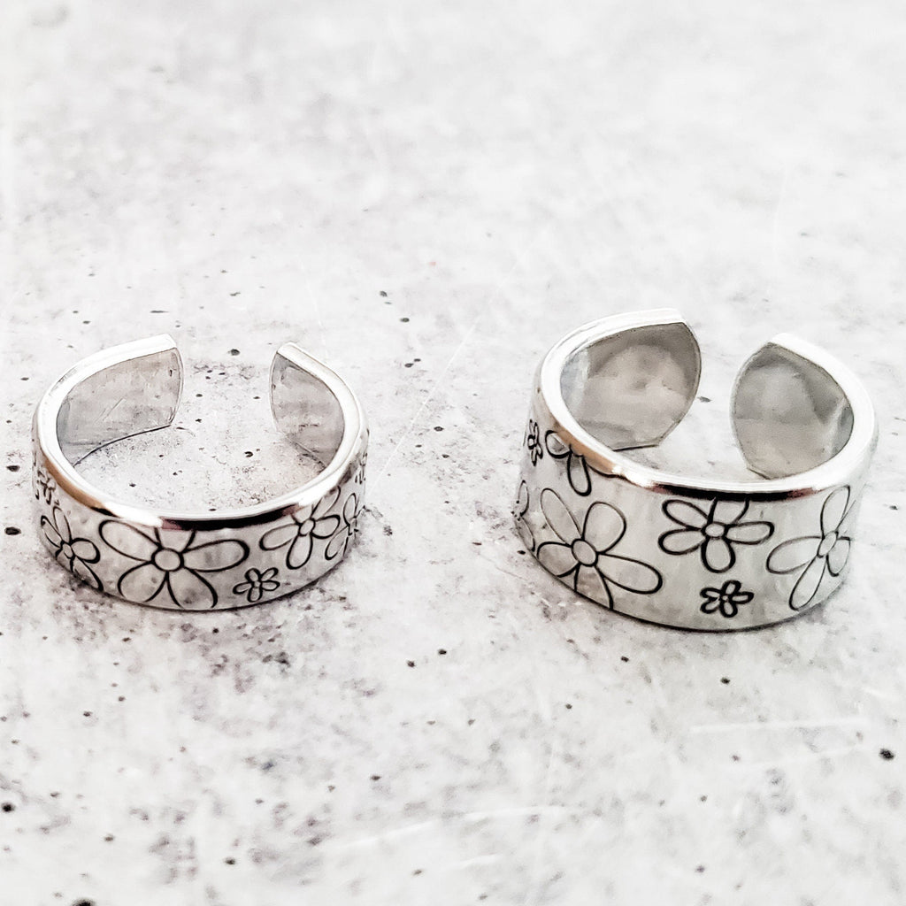 Wide Band Daisy Flower Silver Tone Adjustable Ring - Image 2