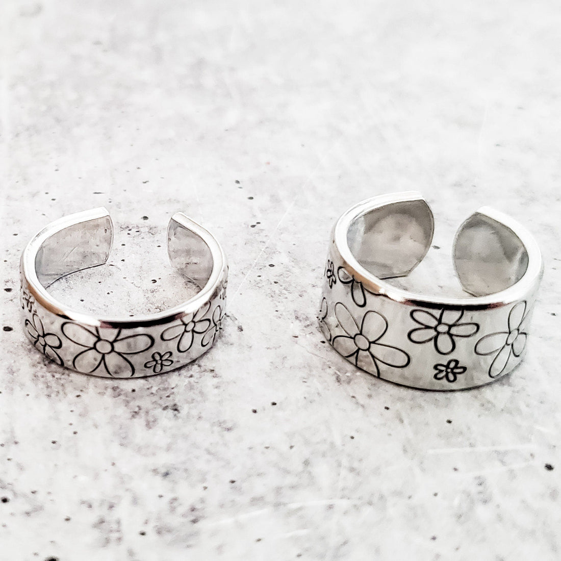 Wide Band Daisy Flower Silver Tone Adjustable Ring - Image 2