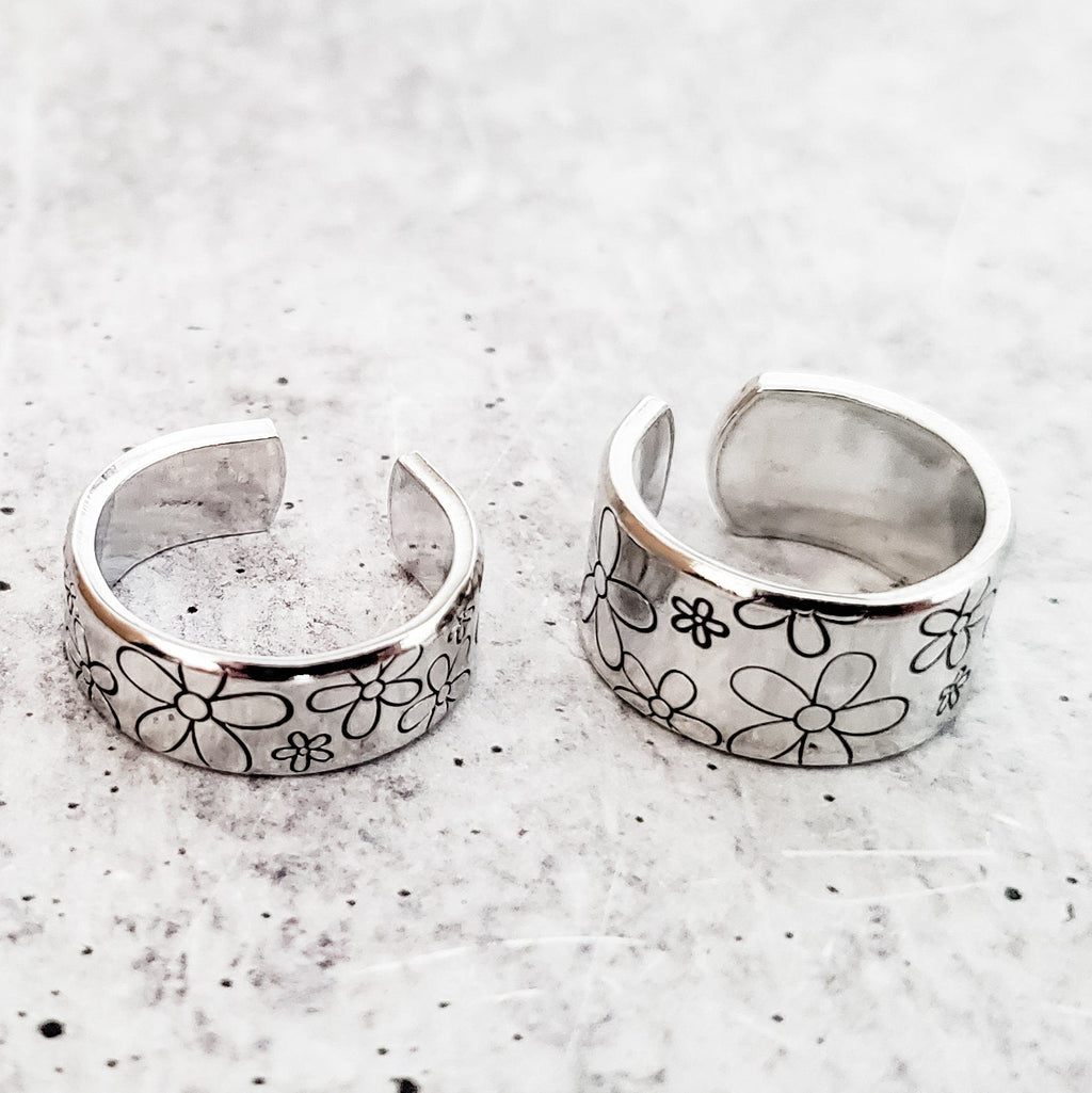 Wide Band Daisy Flower Silver Tone Adjustable Ring - Image 3