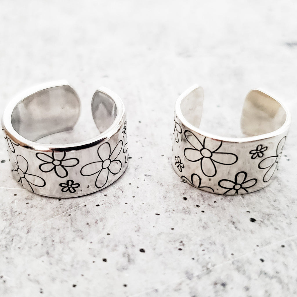 Wide Band Daisy Flower Silver Tone Adjustable Ring - Image 4