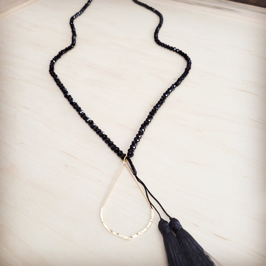 Black Faceted Bead Lariat Necklace with Gilded Teardrop Charm - Image 2
