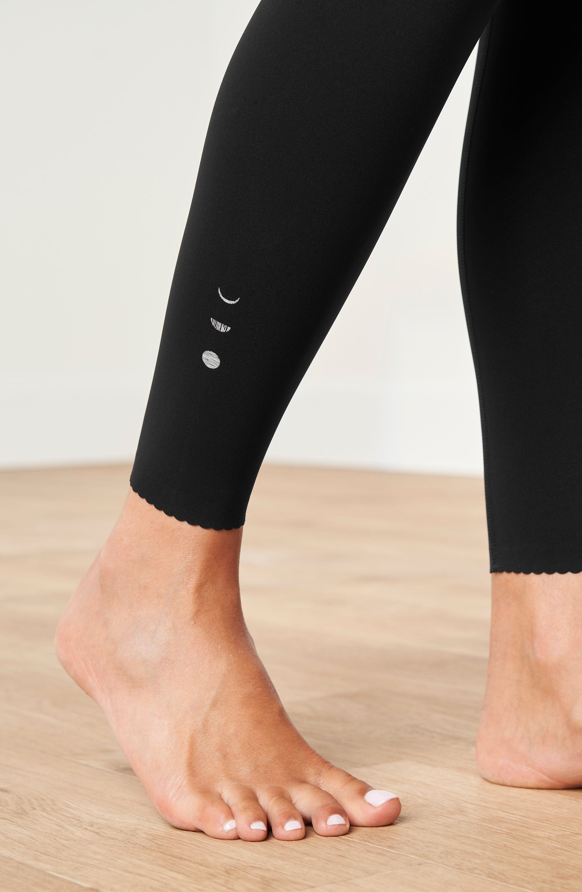 Adorn High-Waisted Sculpting Leggings with Scalloped Hem