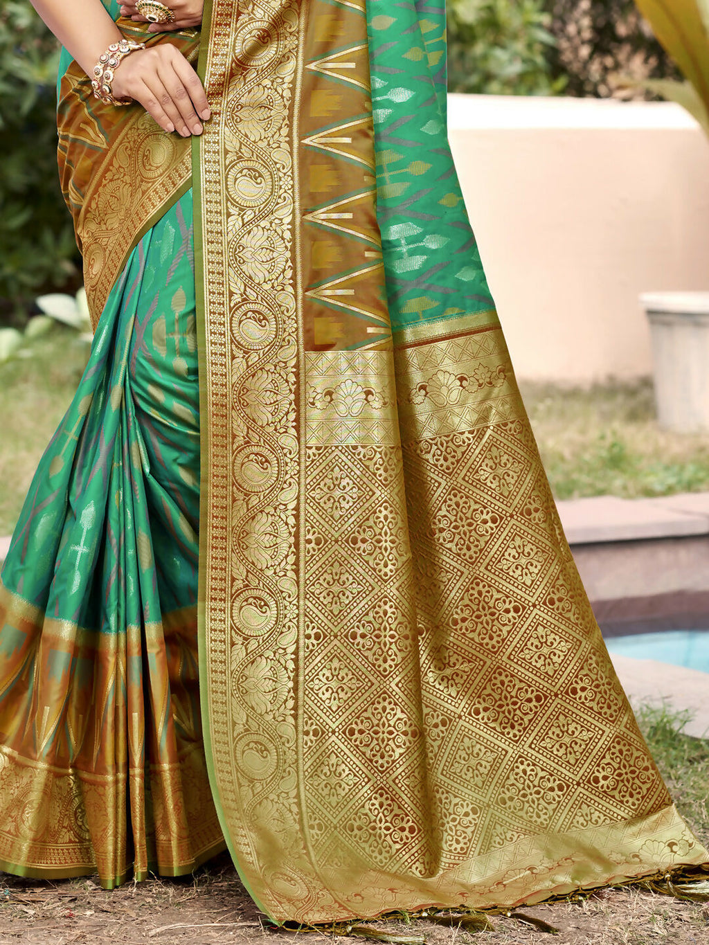 Rama Green Pochampally Silk Saree with Matching Blouse Piece