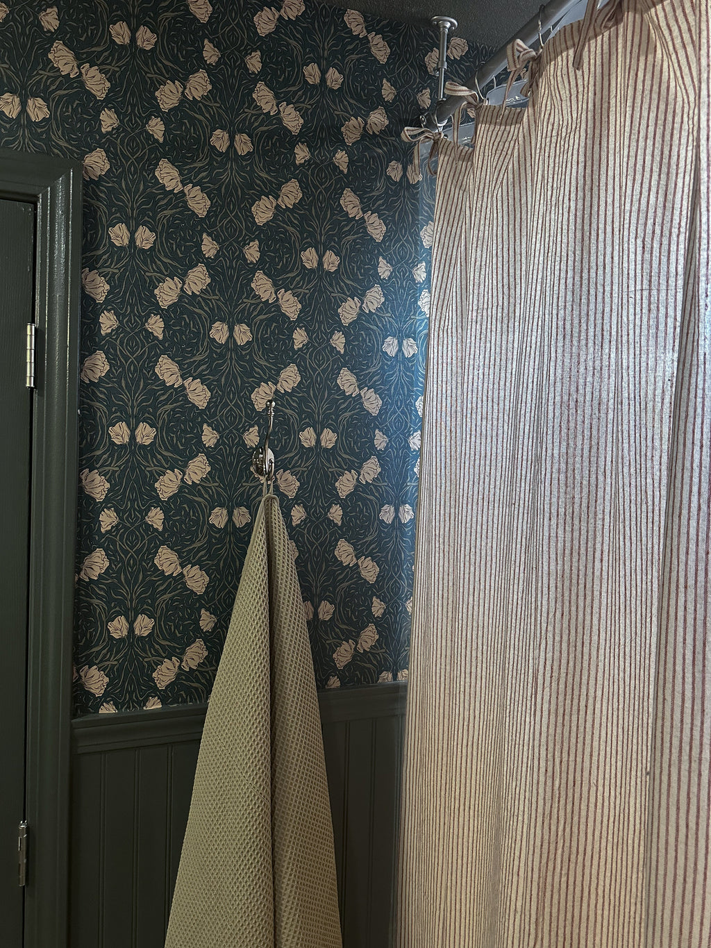 Amberly Floral Wallpaper: Traditional Botanical Green & Cream