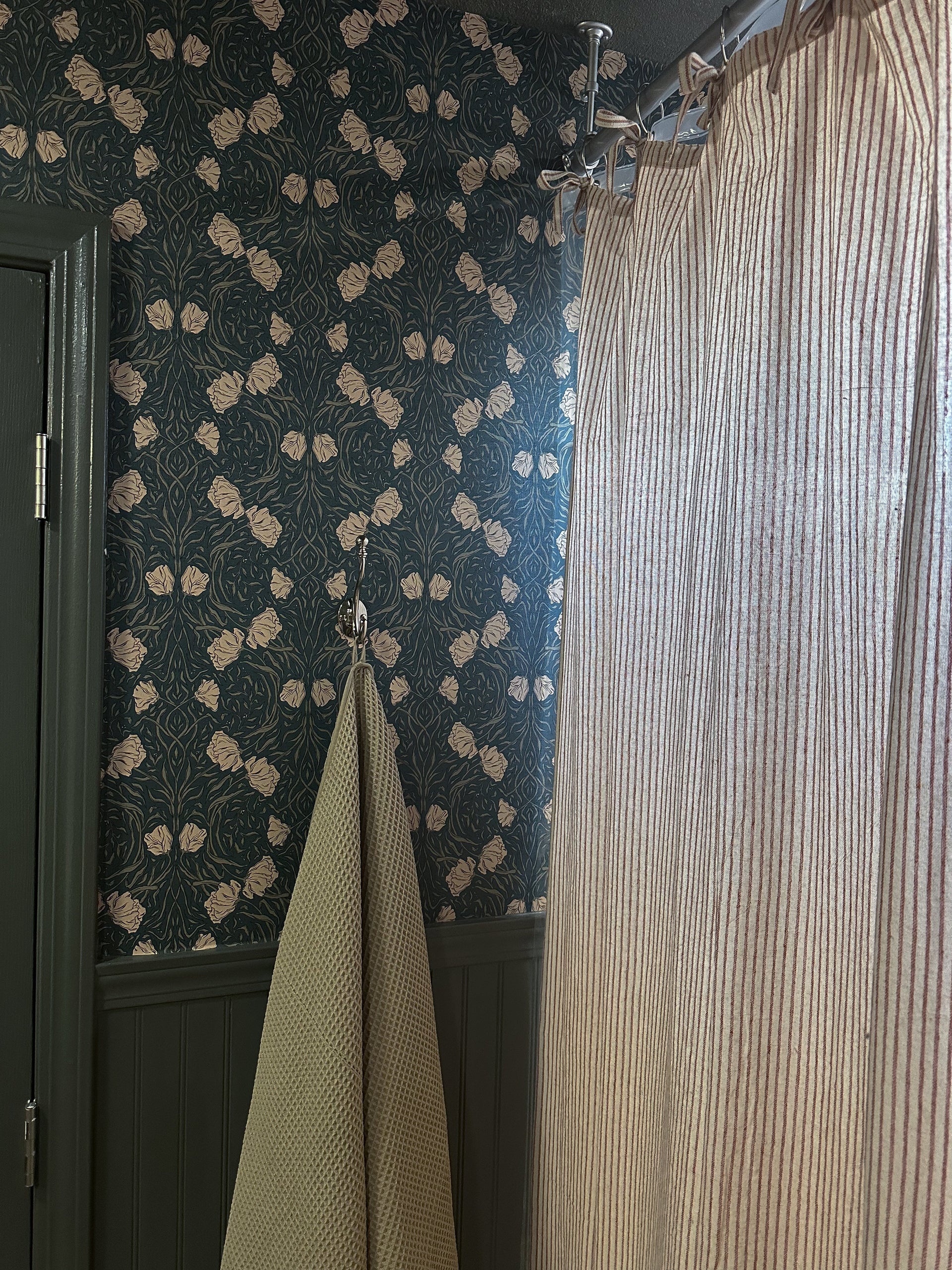 Amberly Floral Wallpaper: Traditional Botanical Green & Cream