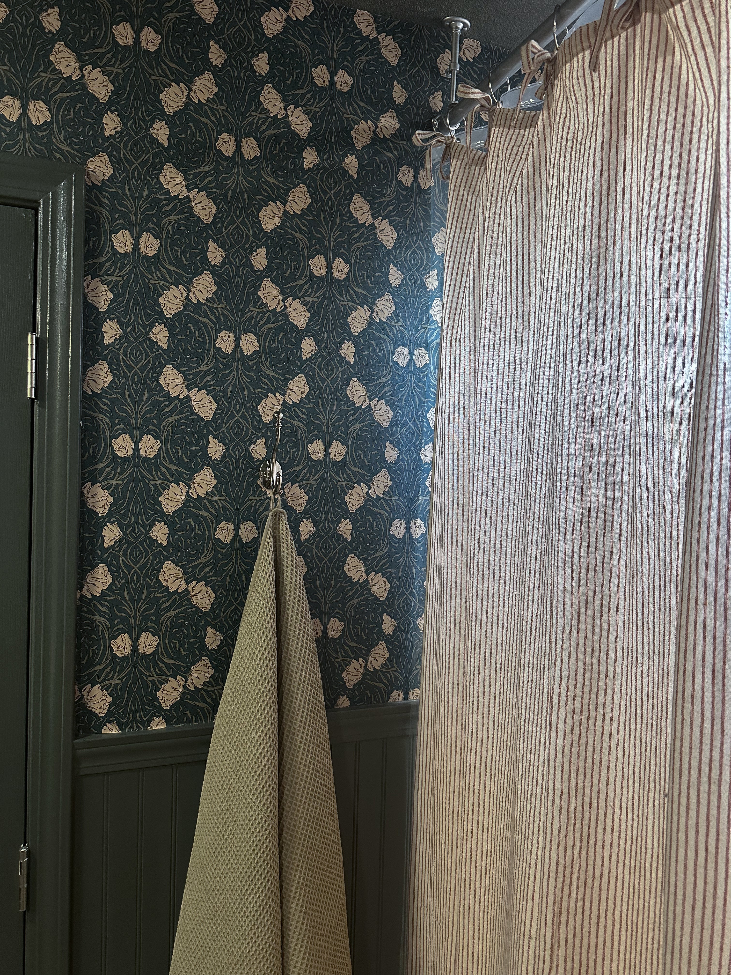 Amberly Floral Wallpaper: Traditional Botanical Green & Cream