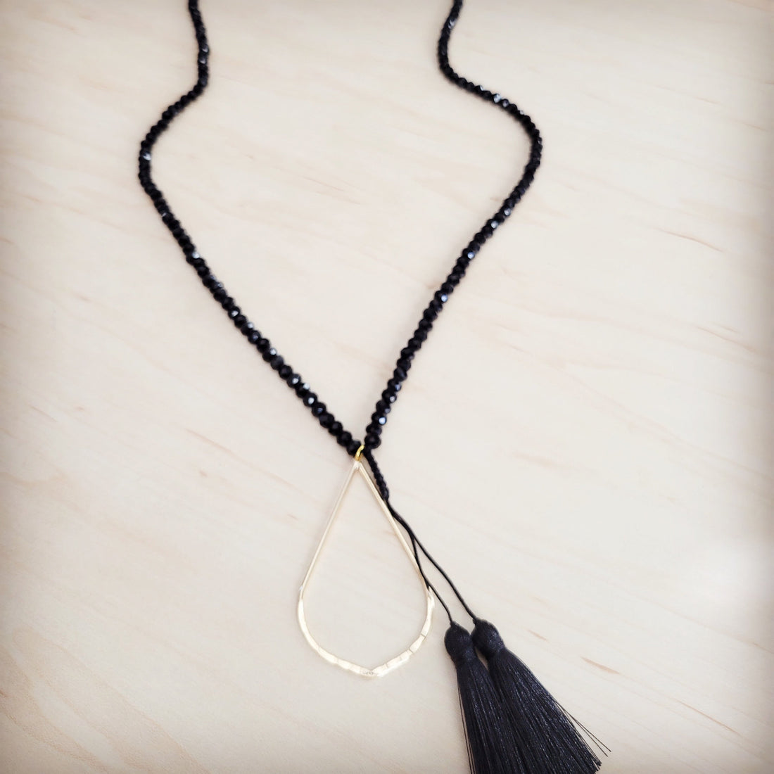 Black Faceted Bead Lariat Necklace with Gilded Teardrop Charm - Image 3