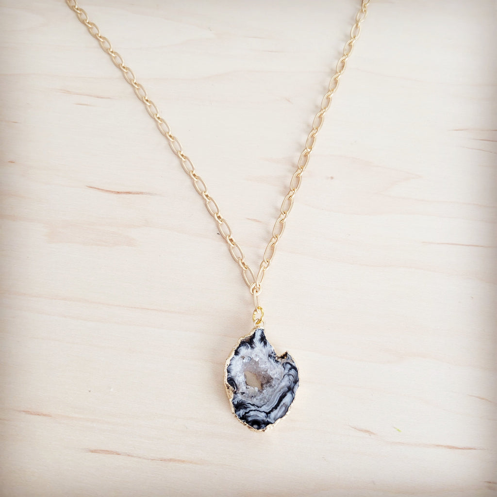 Gilded Black Agate Pendant Necklace with Beaded Chain Detail - Image 4
