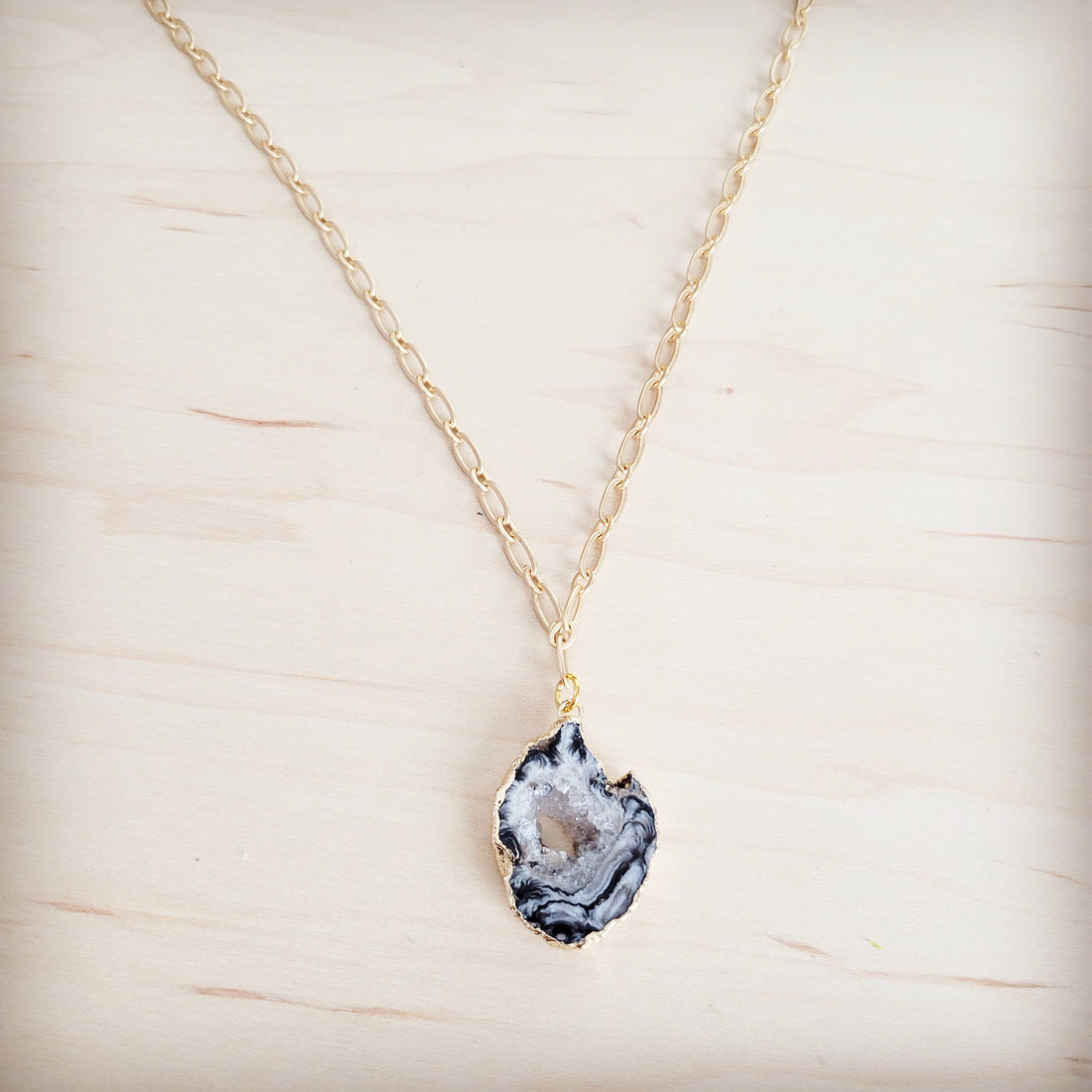 Gilded Black Agate Pendant Necklace with Beaded Chain Detail - Image 4