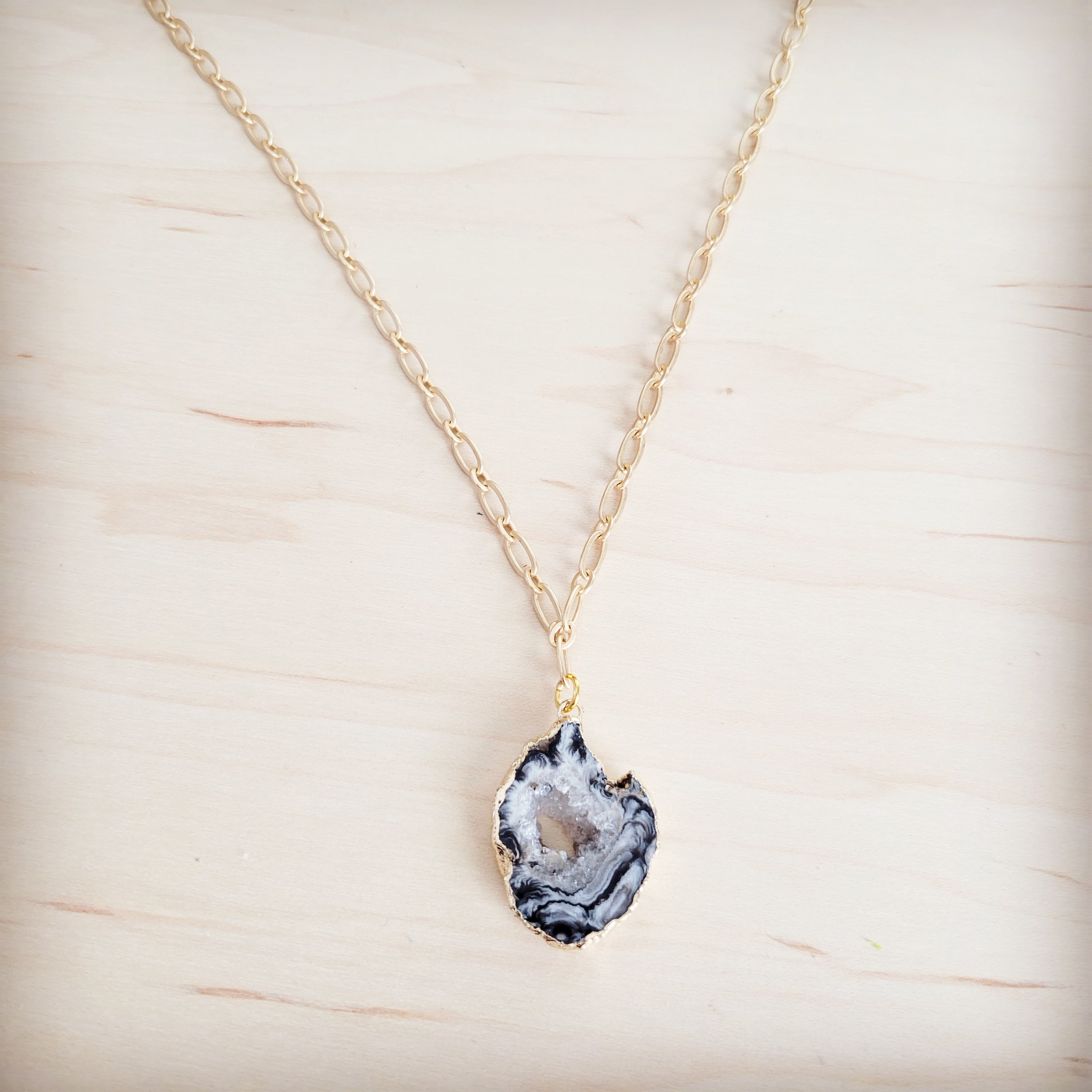 Gilded Black Agate Pendant Necklace with Beaded Chain Detail - Image 4