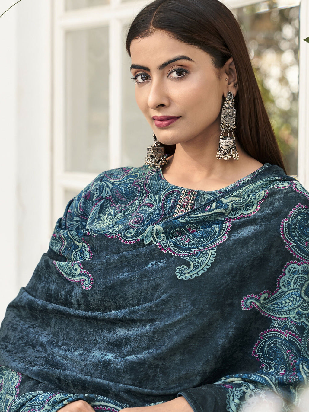 Women's Navy Blue Velvet Straight Kurta Set with Resham Thread Work