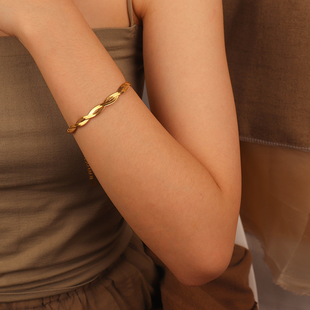 Ygraine Larue Gold Herringbone Twisted Chain Bracelet - Image 4