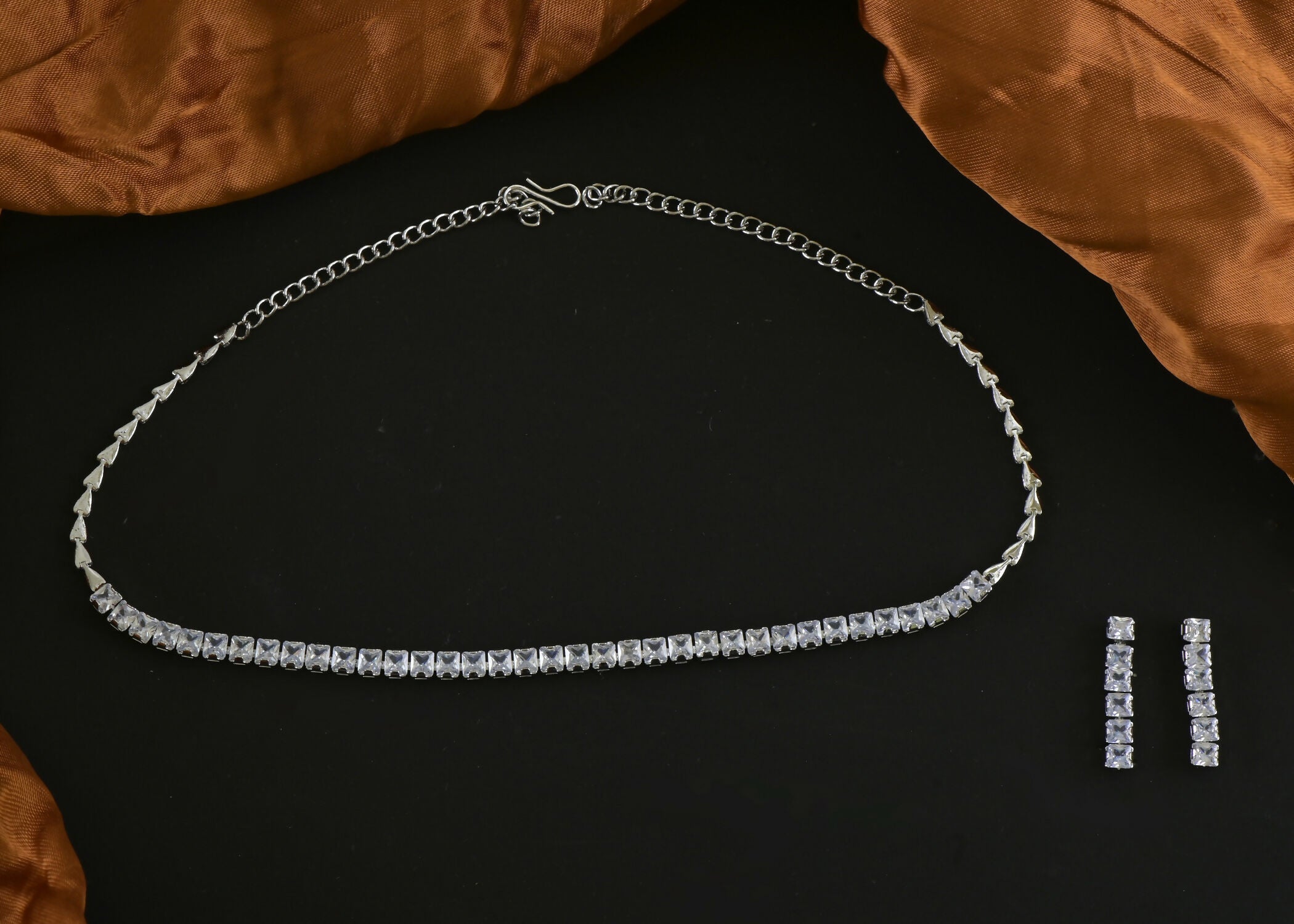 Silver White Jadau Kundan necklace set with matching earrings, embellished with pearls.