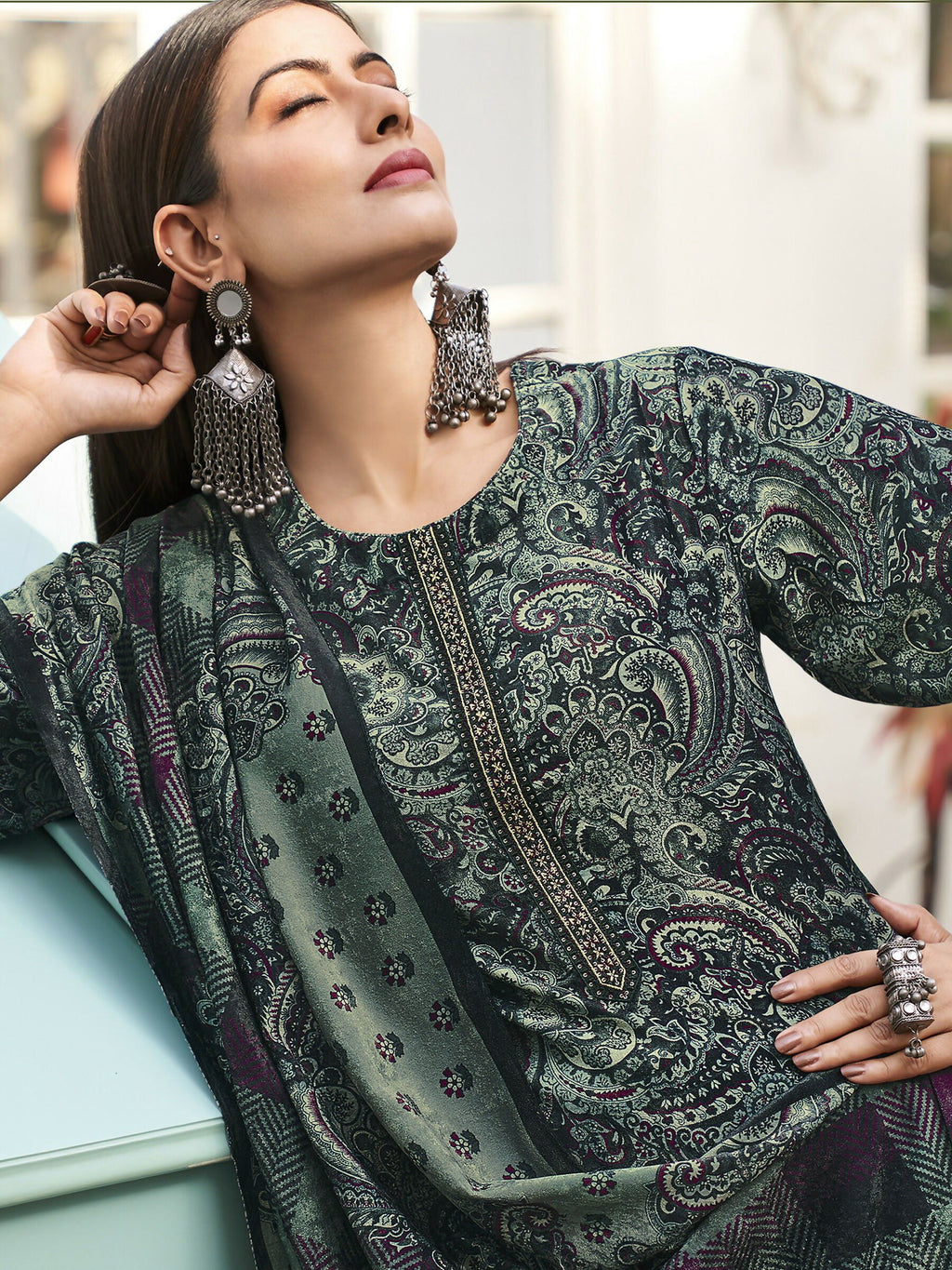 Women's Green Velvet Kurta Set with Resham Thread Work and Print