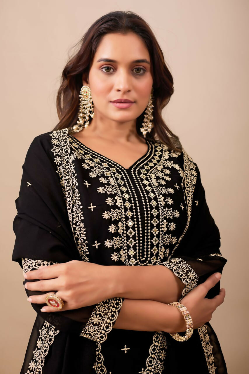 Black Velvet Kurta Set with Intricate Embroidery and Sequins