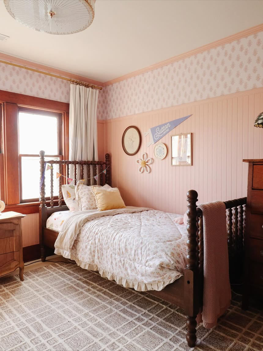 Traditional cottagecore Brinkley wallpaper featuring a soft pink and cream pattern.