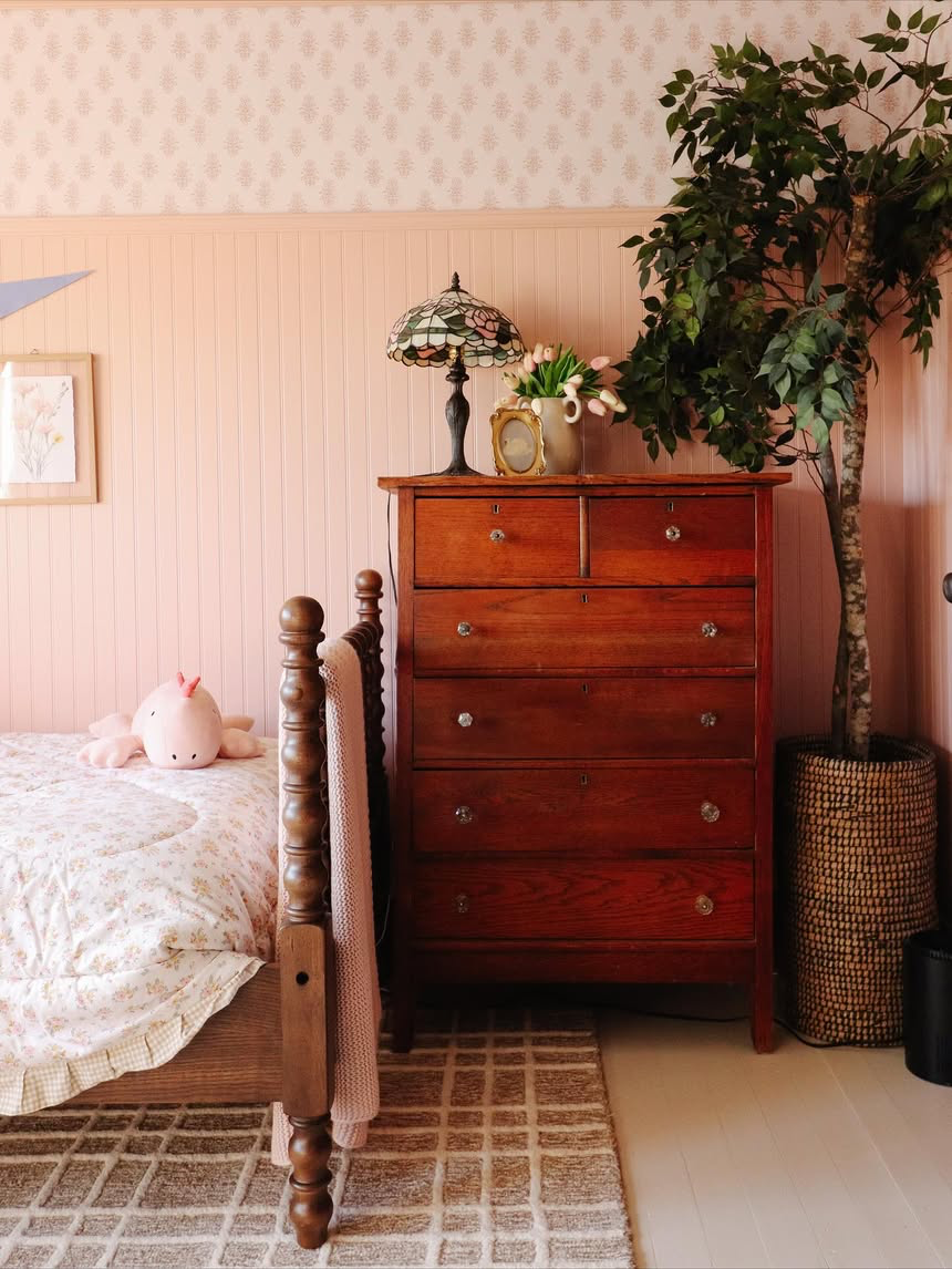 Brinkley Traditional Cottagecore Wallpaper in Pink and Cream