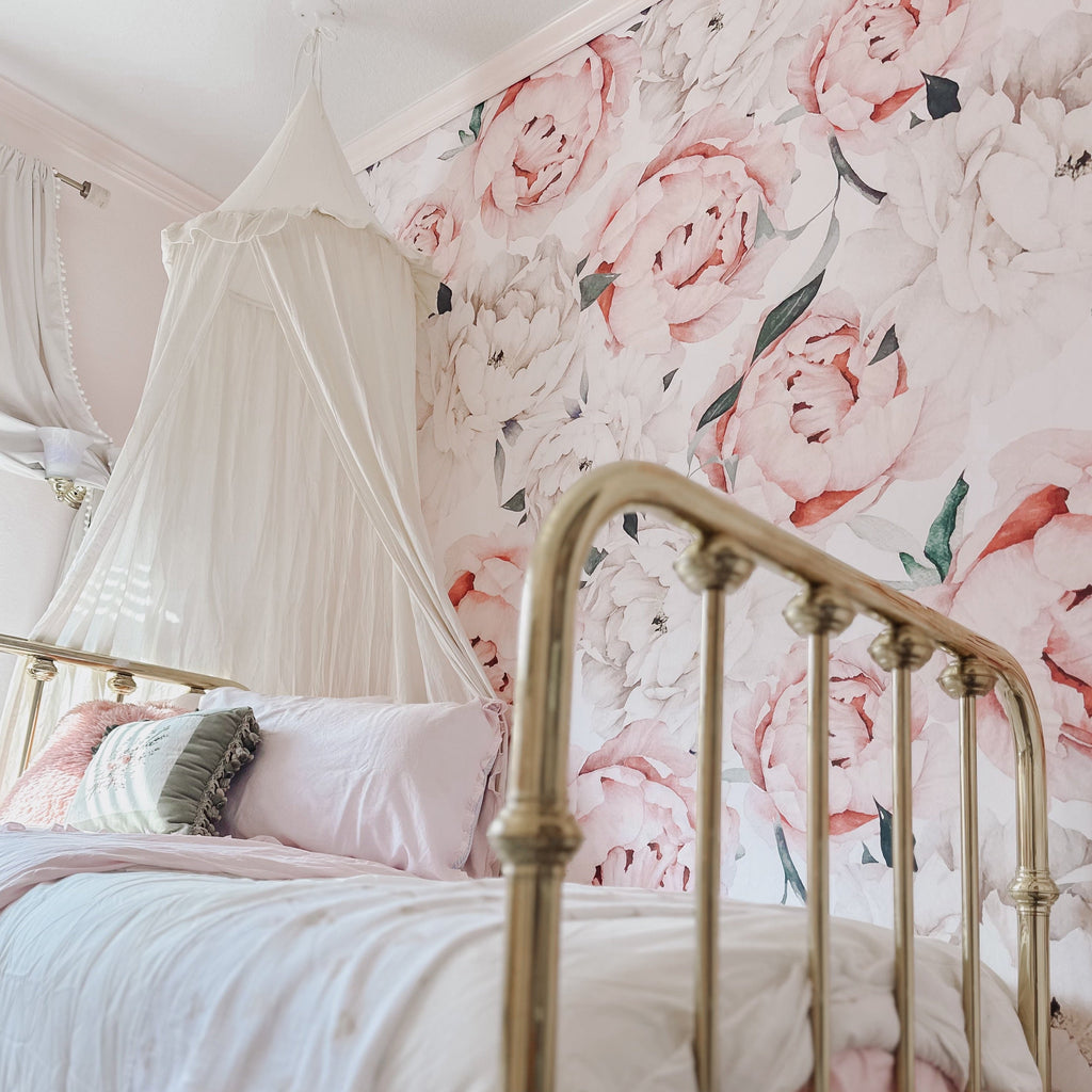 Romantic shabby-chic floral Nailea wallpaper in soft pink, white, and green.