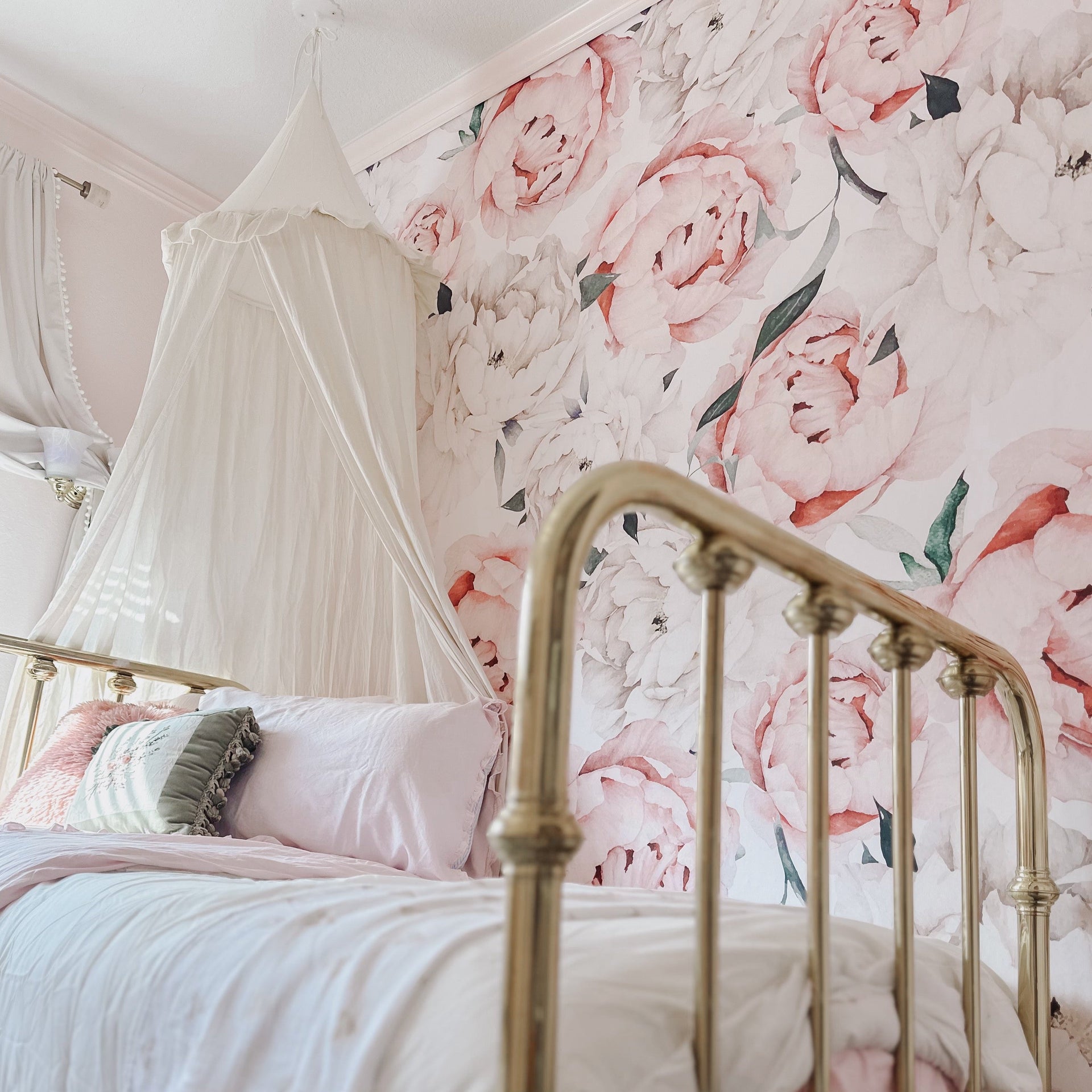 Romantic shabby-chic floral Nailea wallpaper in soft pink, white, and green.