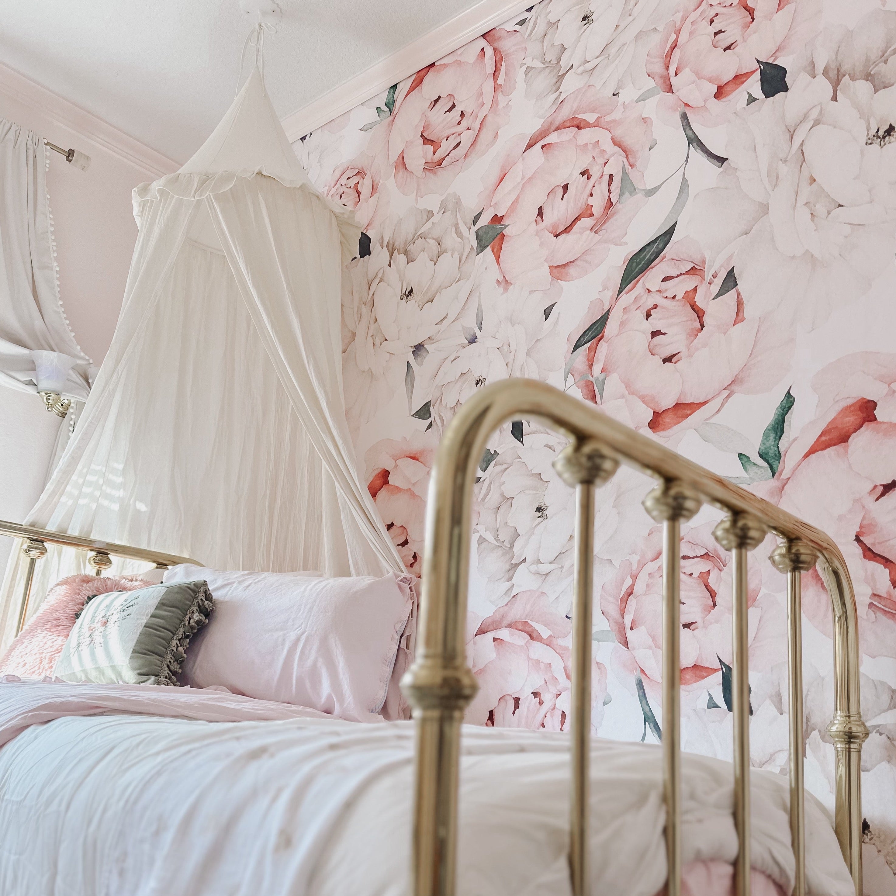 Romantic shabby-chic floral Nailea wallpaper in soft pink, white, and green.