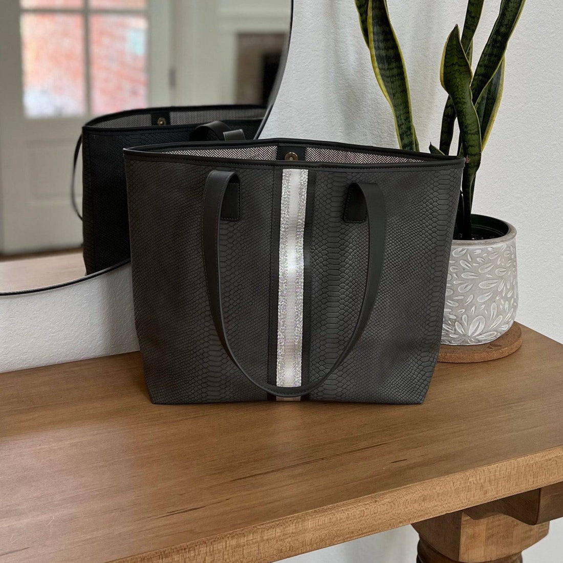 kira Tote.