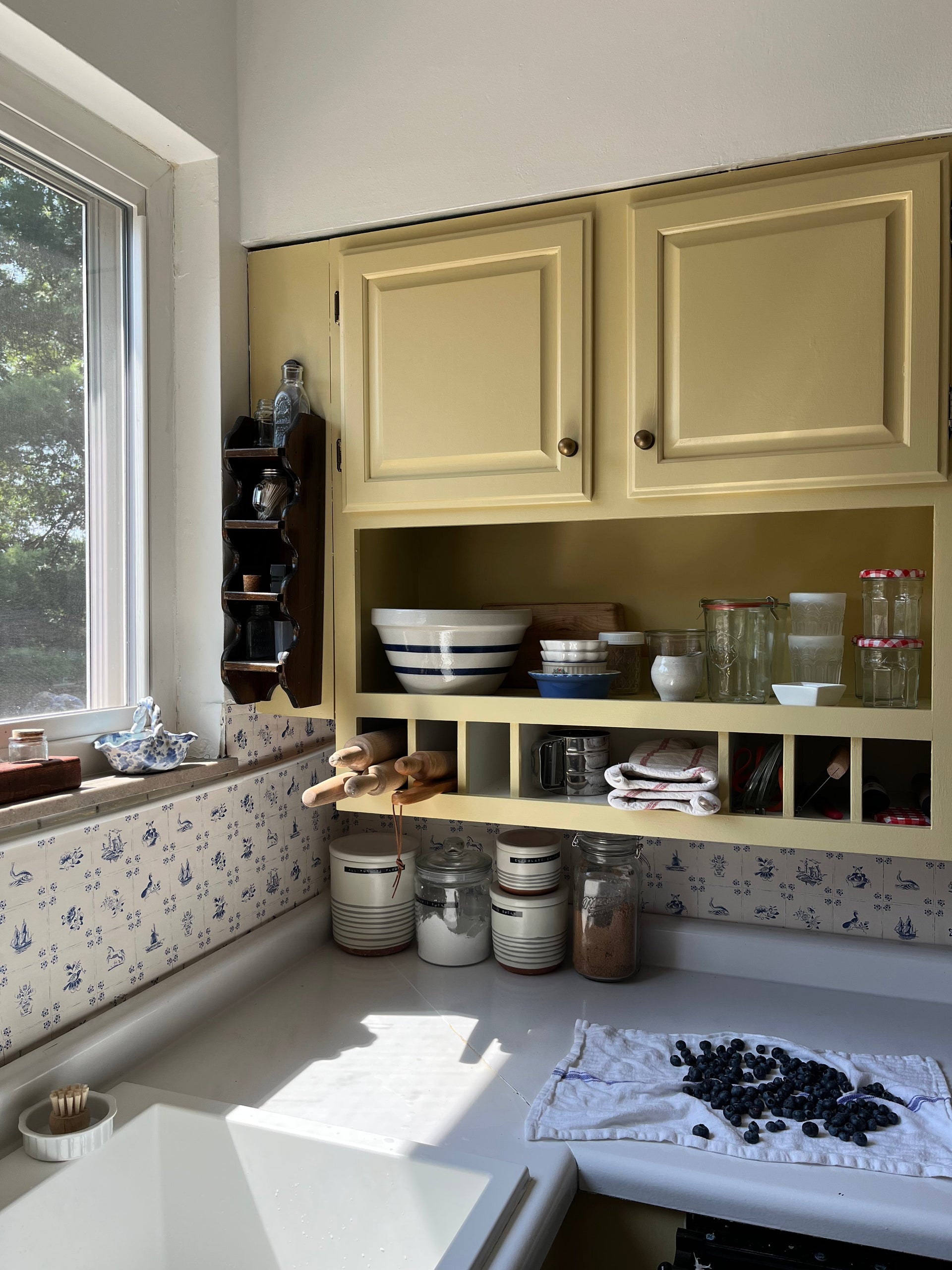 Fitz Wallpaper in Cream and Blue Traditional Coastal Style