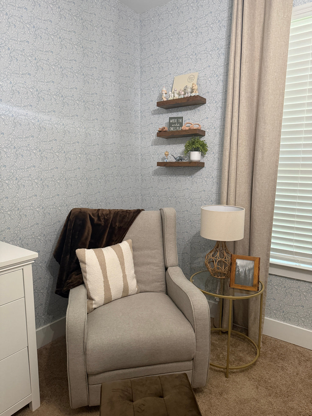 Peyton Floral Wallpaper in Light-Blue and White