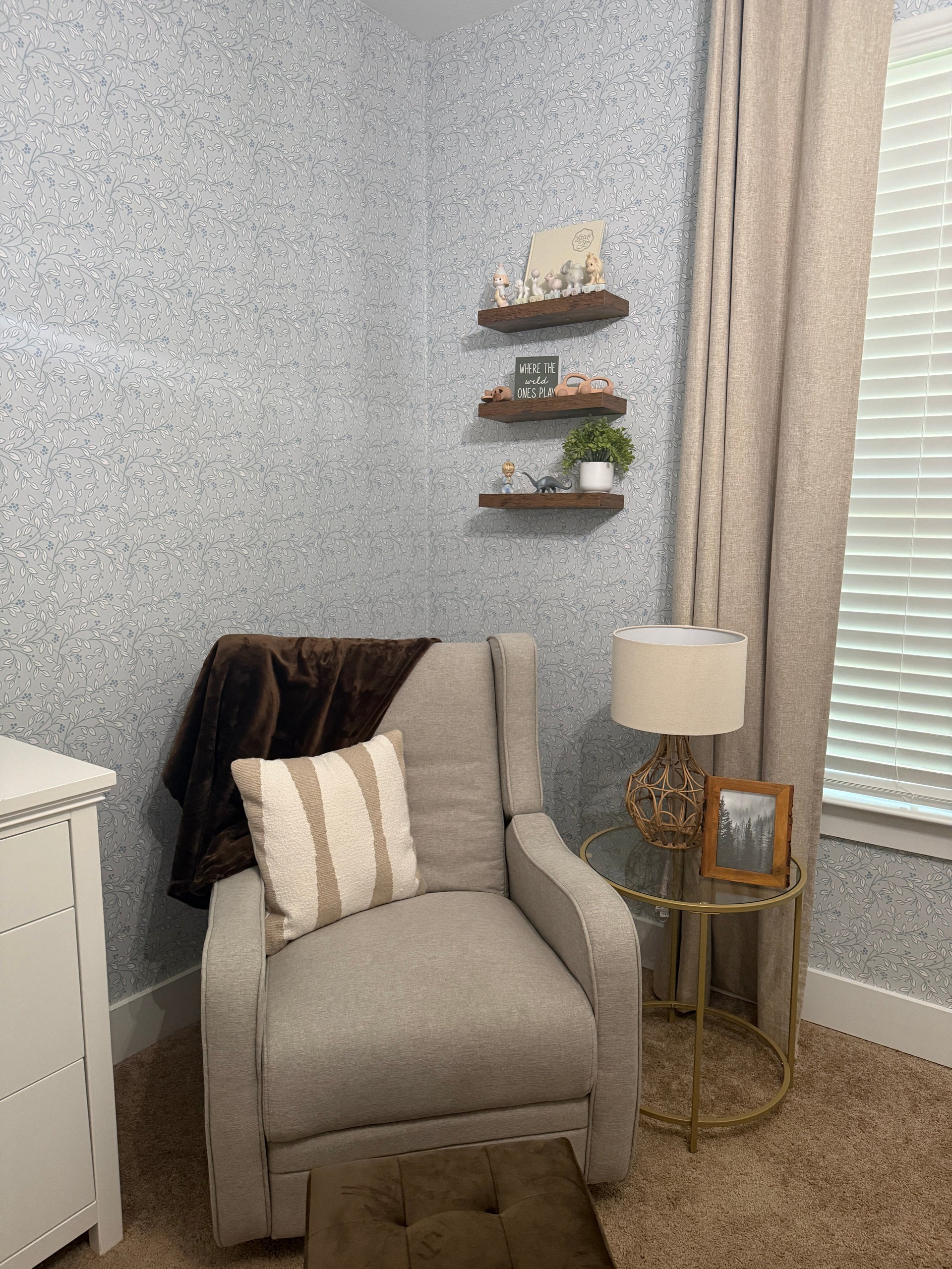 Peyton Floral Wallpaper in Light-Blue and White