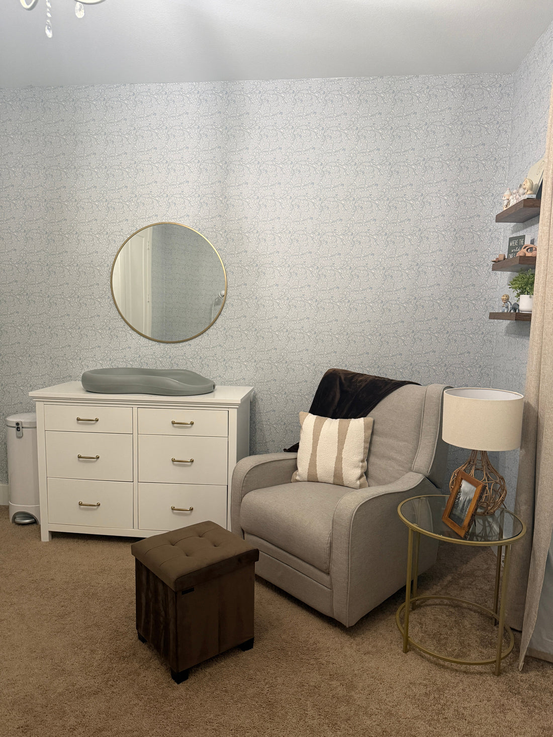 Peyton Floral Wallpaper in Light-Blue and White