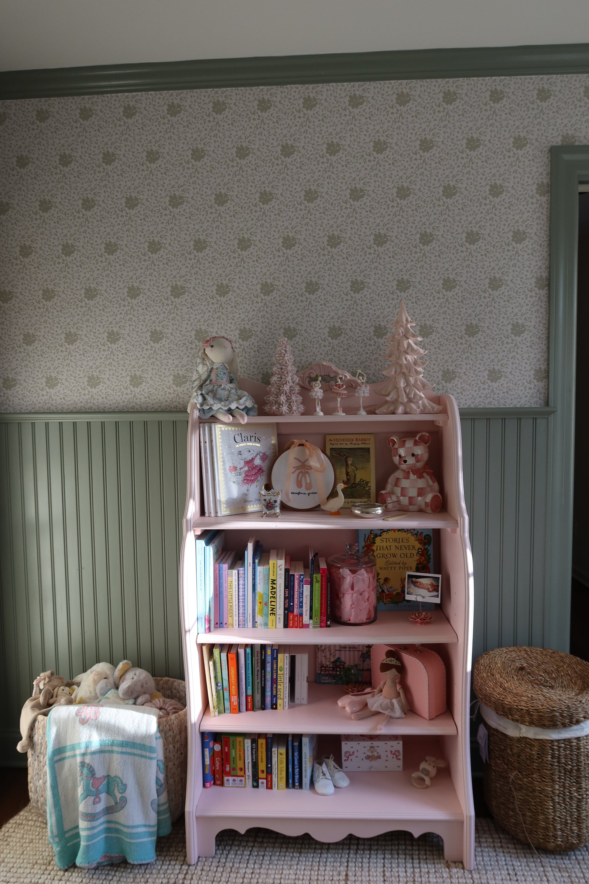Layla Floral Wallpaper - Sage-Green & Off-White Traditional
