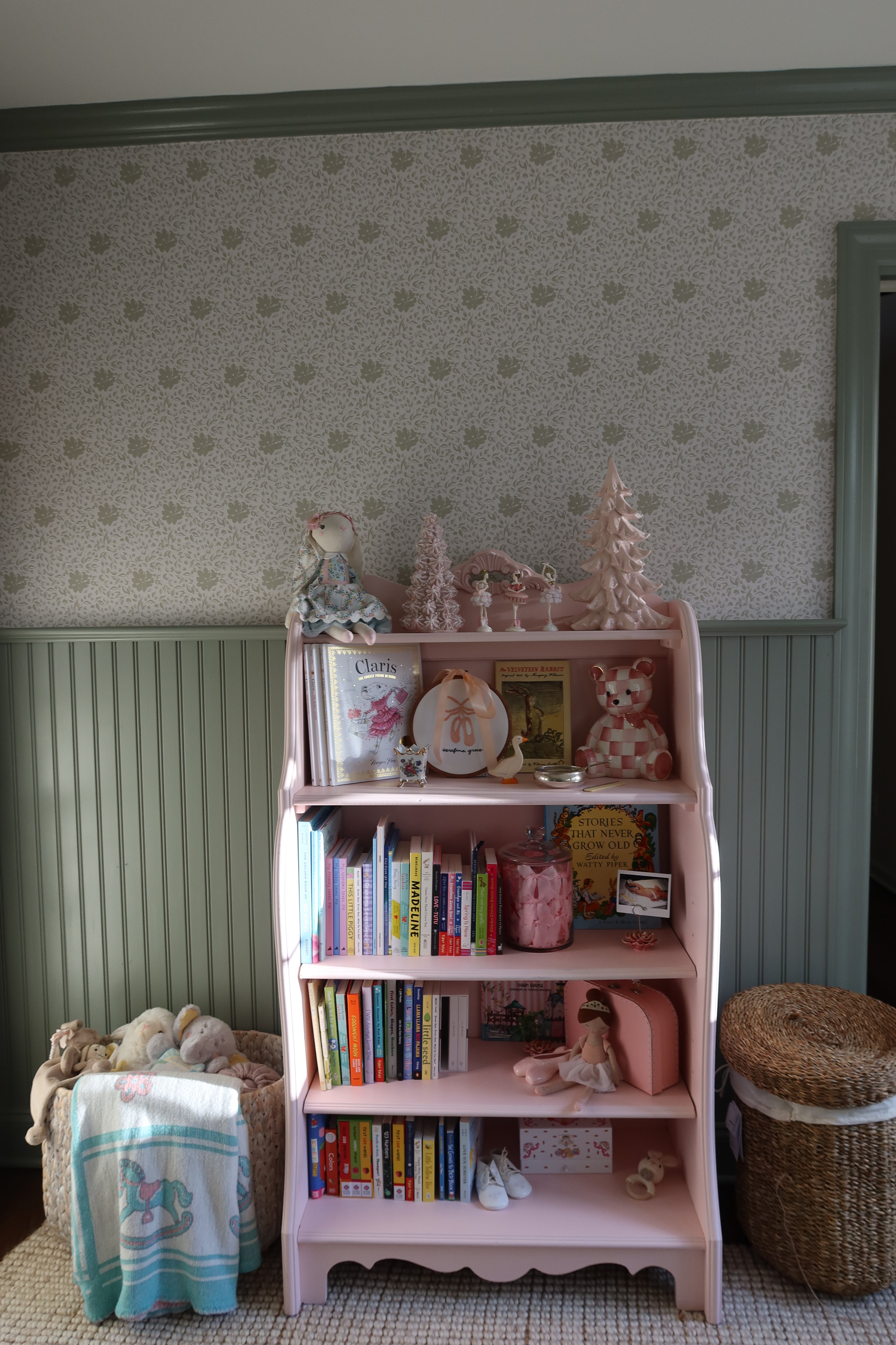 Layla Floral Wallpaper - Sage-Green & Off-White Traditional