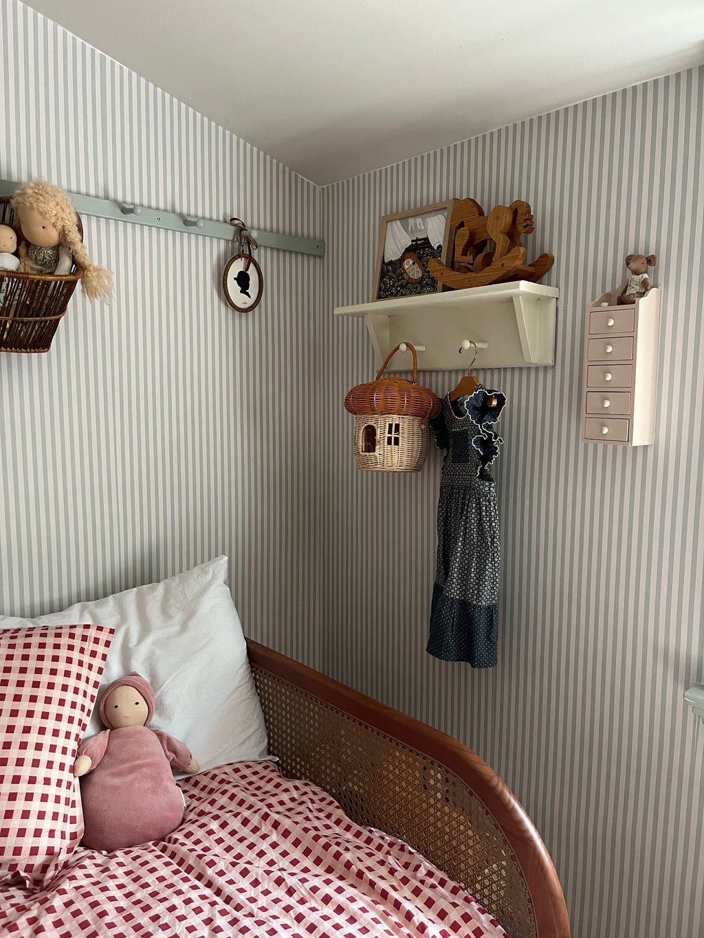 Meyer Pinstripe Wallpaper - Minimalist Neutral Beige & Cream