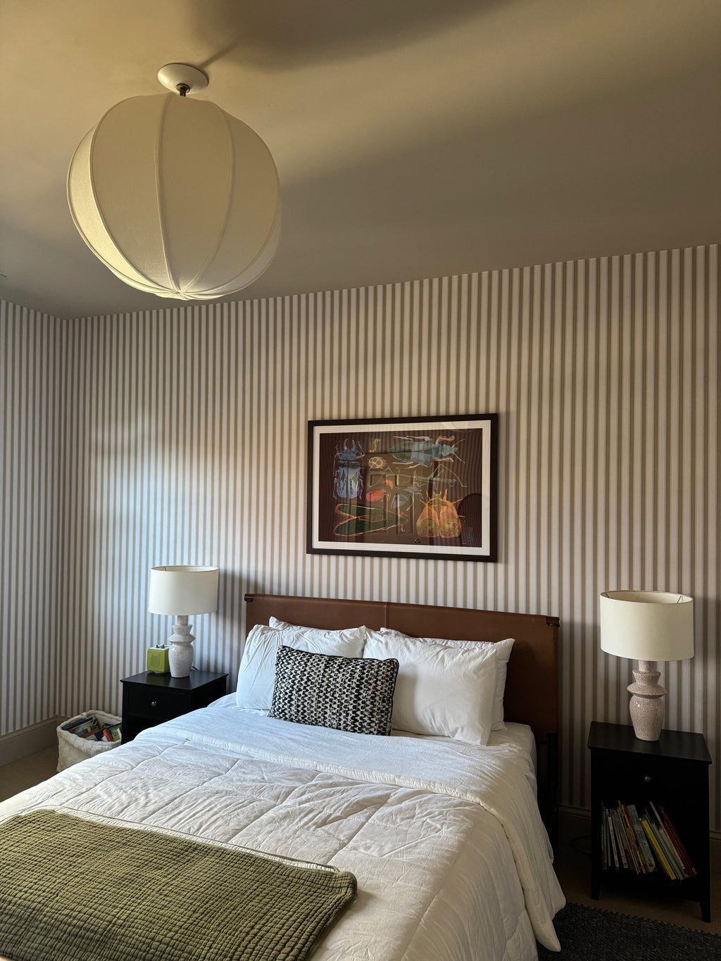 Curt Minimalist Striped Wallpaper in Beige, White, and Grey