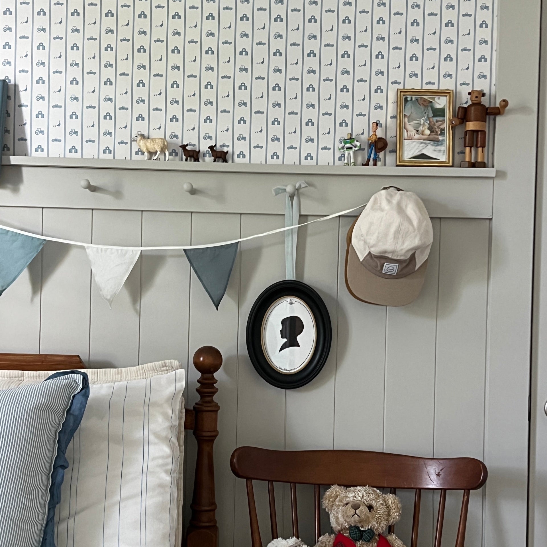 Charlie Geometric Wallpaper - Sage-Green & White Farmhouse